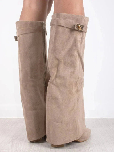 Britta Stiefel mit weitem Schaft und Absatz